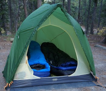 To sovsack i et telt.