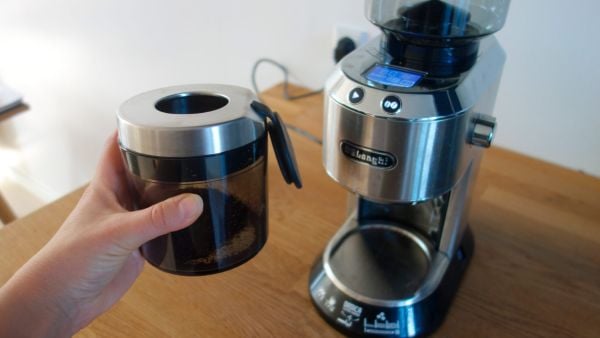 Delonghi KG521coffee grinder with detail of glass jar for ground coffee