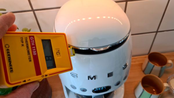 Smeg DFC02 coffe machine measuring temperature while brewing